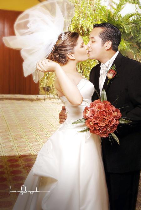 Sr. Gerardo Jaramillo Barrón y Srita. Janine Maldonado González contrajeron matrimonio en la parroquia de Santo Cristo, el pasado 19 de agosto de 2006.


Estudio: Laura Grageda