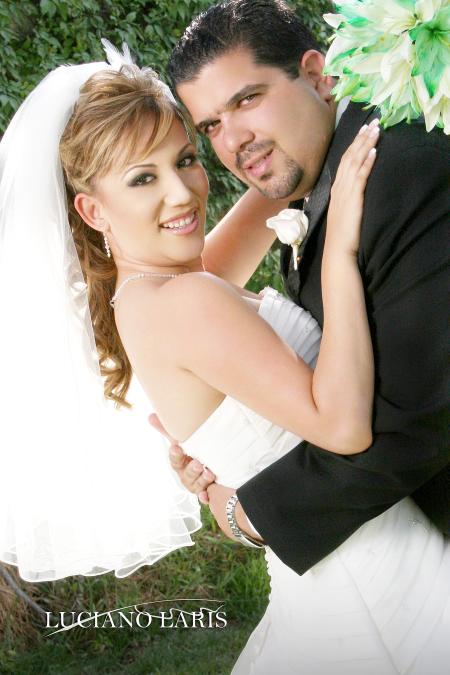 Sr. Jacobo G. Issa Tueme y Srita. Jéssica Jiménez Medrano recibieron la bendición nupcial en la parroquia de La Sagrada Familia, el pasado 22 de julio de 2006.

Estudio: Luciano Laris