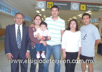 11102006
Víctor Estrada, América Rangel y Natalia Estrada regresaron al DF, los despidieron Fernando Rangel, Elena Gutiérrez y Cuauhtémoc Rangel.