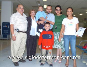 12102006
Benjamín, Esperanza, Fernando y Benjamín viajaron a Cancún, los despidió su familia.