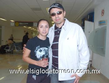 12102006
Miguel Ángel Martínez llegó de Los Ángeles, lo recibió Claudia Saucedo.