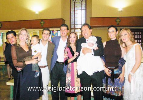 Valeria Cid Martínez junto a la Familia Ruíz y sus padrinos Anna Palacios y Daniel Chávez.