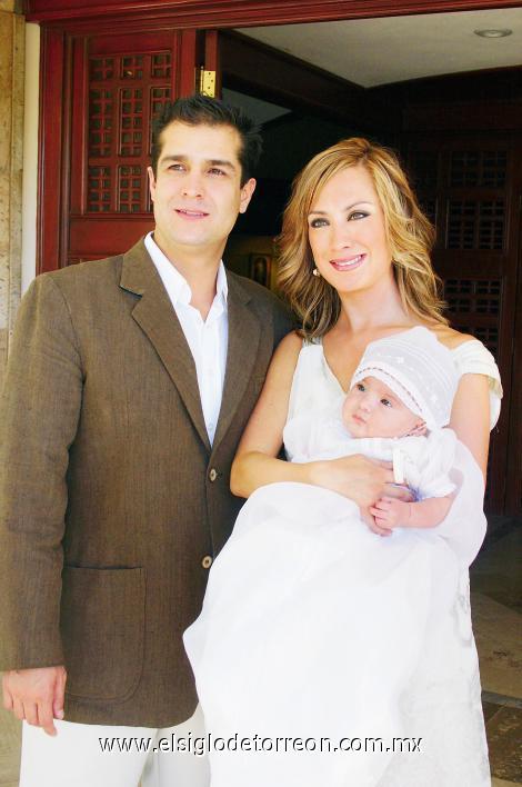 ELEGANTE BAUTIZO
Sergio Cid y Marusa Martínez de Cid con su hija Valeria Cid Martínez.