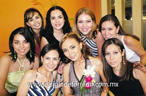 Priscila y Paty Espinosa, Valeria Cabral, Lucy y Alejandra Cueto, Karla Hernández y Susy Meléndez acompañando a Blanca Hernández Martínez.