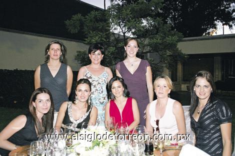 La festejada junto a Lorena Iriarte de Cabranes, Olivia y Jessica Sotoluján, Paty Castro, Licha Reynoard, Mary Pily Cabranes y Ale García.