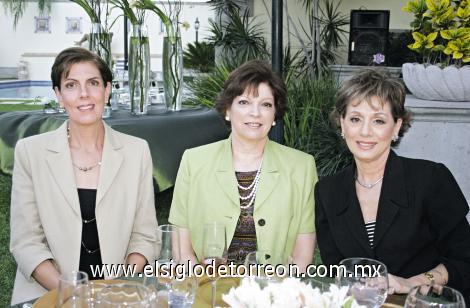 Alicia de Estrada, Olga Estrada y Mara de López.