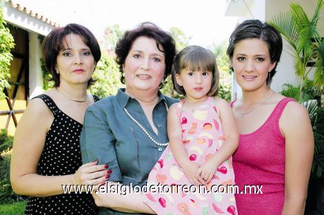 Cuatro generaciones: María Matilde Valdés Arellano, María Eugenia García de Madero, Alejandra Madero García y Katia Malacara Madero.