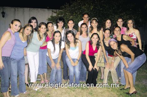 HELWE DABDOU VELÁZQUEZ
La festejada junto a todas sus amigas.