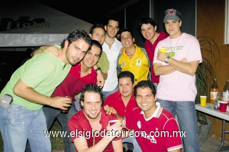 El festejado junto a sus amigos Octavio Campa, Luis Arratia, Giorgio Aronis, Rubén Castillo, Luis Carlos, Neto Núñez y Cristian Mijares.