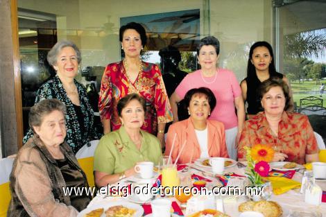 Raquelita Lugo, Maty Valdéz, Rosalinda Treviño, Maga Obeso, Piri de Carlos y Mayo de Ibarra acompañando a  Lucrecia Valdés de Álvarez.