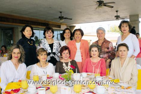 LINDA CELEBRACIÓN
Irma Orta, Adriana Marcos, Rossina López, Queta Izaguirre, Peggy de Issasi, Licha Mena, Velina de Murra, Conchita de González, Estela González, Magaly Gámez y la festejada  Lucrecia Valdés de Álvarez