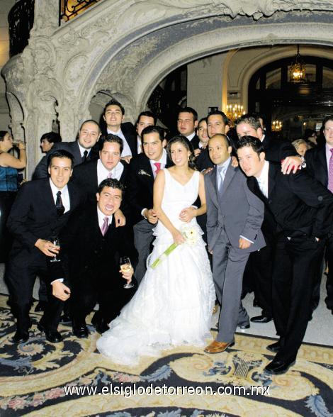 Los novios con los amigos de Federico