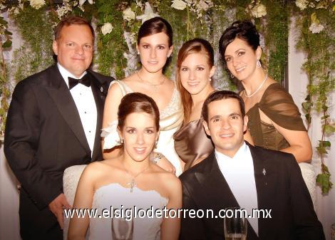 Los novios junto a Juan Carlos Larrínaga Sosa, Mariana y Cristina Larrínaga Grageda y Alejandra Grageda de Larrínaga.