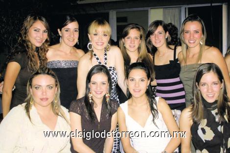 Laura Grageda con sus primas Brenda Grageda, Susana Beltrán del Río de Issa, Cristina y Mariana Larrínaga, Pamela y Katia Grageda, Paulina Macías, Sofía Grageda y Alejandra Larrínaga de Belausteguigoitia.