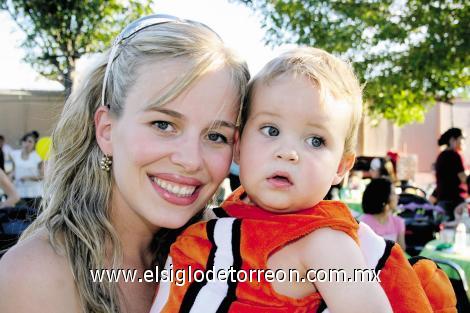 Cristina Martínez de Pérez con su hijo Bernardo.