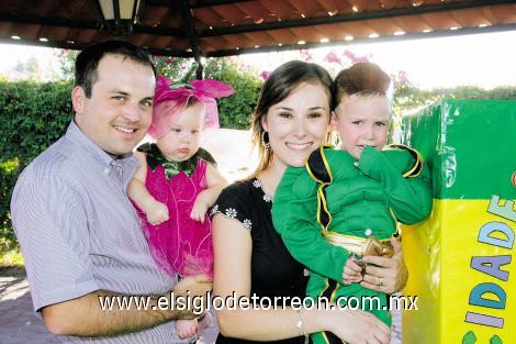 UN MUY FELIZ CUMPLEAÑOS
El festejado junto a sus papás Jorge Pérez Garza y Rosario Sirgo de Pérez y su hermanita Ana Carmen Pérez Sirgo.