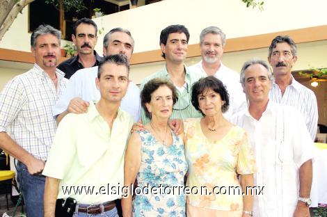 Lala M. de Canedo y Laura M. de Canedo junto a Hugo, Alejandro, Alberto, Guido, Luis, Ricardo, Ismael y José Manuel Canedo.