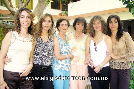 La festejada junto a Lala M. de Canedo, Laura M de Canedo, Lina, Ivette, Tere y Leticia Canedo.