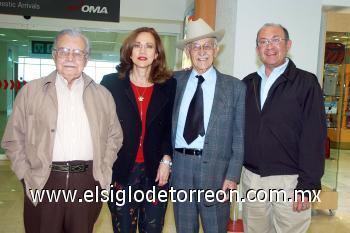 14102006 
 Marisa de Fernández, Óscar Fernández de Aguirre y Óscar Fernández Alba fueron recibidos por don Braulio Fernández al llegar del DF