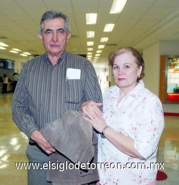 15102006 
Luis Horacio Salmón y Albertine González viajaron a París.