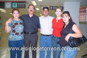 18102006
Lupita y Fernando Galarza viajaron a Cancún, los despidieron Lupita de Faudoa, Ely Padilla y Carlos Faudoa.