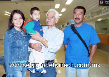 21102006 
  Faustino Garza, Gisel Luna, Sergio Zavala y Sergio Jr, viajaron a Tijuana