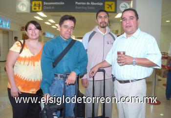 23102006
Gerardo Luna, Luis García y Miguel Morales viajaron a Mexicali, los despidió Liz Trujillo.