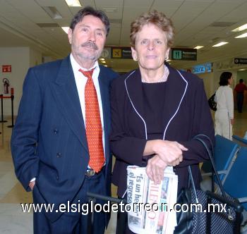 22102006 
Procedentes del DF, llegaron Miguel Murguía y Margarita Pérez Gavilán.