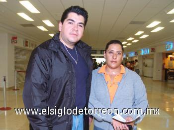 24102006
Adrián Miranda y Alejandra Barrera viajaron con destino a la Ciudad de México.