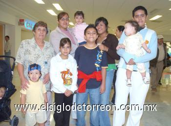 24102006
Laura y Juan Soto, Elena y Nena Loya viajaron a Tijuana, las despidió la familia Romero.