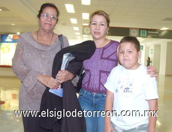 24102006
Rosario López viajó a Tijuana, la despidieron Liliana Yáñez y Adrián Morales.