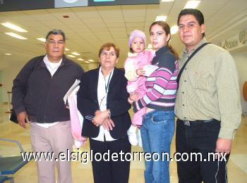 26102006
José Reyna, Alma Calzada, Raquel García, Manuel y Viviana viajaron a Cancún.