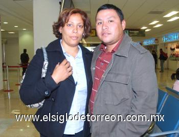 26102006
Lina Rodríguez viajó a Santo Domingo, la despidió Omar Díaz.