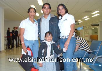 26102006
Salvador García viajó a la Ciudad de México, lo despidió la familia García.