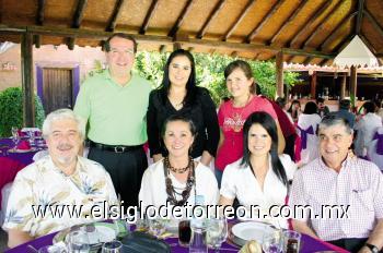 UN CUMPLEAÑOS TIPO CAMPESTRE
Felipe Garrido, Sonia Salum de Garrido, Ana Isabel Salum de Alonso, Sirahum Salum, Jesús Gutiérrez, Salma Arellano de Gutiérrez y Salma Gutiérrez.