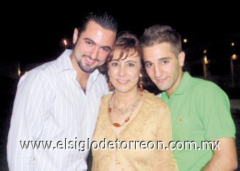 UN CUMPLEAÑOS ESPECIAL
Ale Jaime Fayad, Dora Gómez Palacio y Karim Fayad.