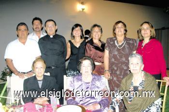 La festejada junto a sus hijos José Armando, Alfredo, Rafael, Cristina, Teresa, Conchis, Guadalupe, así como también sus cuñadas Mary Faraklas de Montemayor y Nila Ostos de Montemayor.