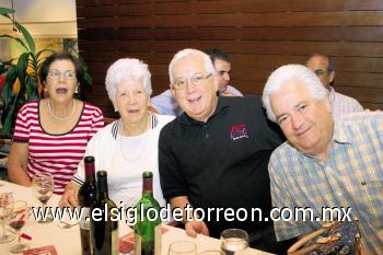 INTERESANTE CATA DE VINOS
Rosa Ma. Ramos de Arizpe, Carmen S. de Ramos, Federico Ramos Salas y Heriberto Ramos Salas.