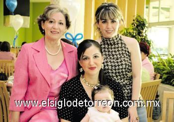 Cristy Porras de Vázquez, Pinky Vázquez Porras, Karla Vázquez de Solana  y la niá Karla Sofía Solana Vázquez.