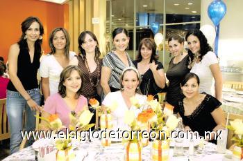 Alina Yein Chiu de Ávila junto a sus amigas Alejandra de Mendoza, Patricia de Ávalos, Jessica de Puentes, Pilar López Amor, Susana de Rosas, Fabiola de Fahur, Márile Ávila, Consuelo Orozco y Carolina de Ávila.