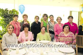 La festejada junto a un grupo de amigas.