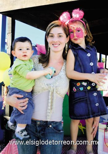 CUMPLEAÑOS COMO EN EL CAMPO
La festejada junto a su mamá Juliana Teixeira de González y su hermano Lucas González Teixeira.