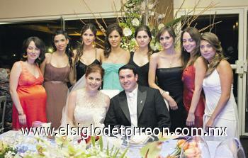 Liliana Fernández Murra y Gilberto Palacios González junto Mague Hernández de Mery, Cecy Murra, Ana Máynez de González, Lorena Murra de Mariscal, María Murra, Claudia Flores, Natalia Gaytán y Claudia Siller de Fernández.