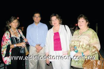 INTERESANTE EXPOSICIÓN
Leticia Lobo, Jaime Russek Martín, Emma Negrete y Chelo Fernández.