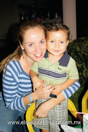 Ana Gilio de Cantú con su hijo René Cantú Gilio.