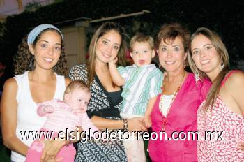 Daniela Valencia, Paulina González Valencia, Andrea Valencia, Rodrigo González Valencia, Dulce de Valencia y Valeria Valencia de González.