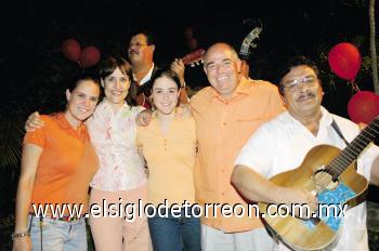 Blanca Jáuregui de Navarro y Benjamín Navarro con sus hijas Alexis y Marissa Navarro Jáuregui.