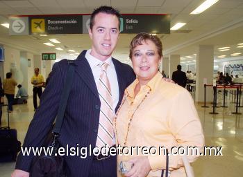 28102006 
 Alfonso Zermeño González viajó al DF, lo despidió María Teresa González