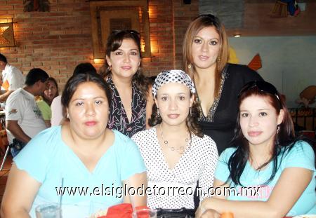 01112006
Cynthia Paola Sánchez Zubiría festejó su cumpleaños el pasado sábado 21 de octubre, acompañada por un grupo de amigas.