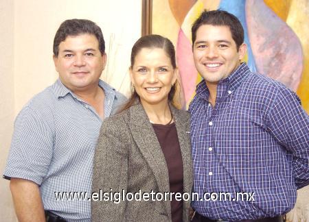 01112006
Luis Alberto Maeda, Reyna Núñez y Luis Maeda.